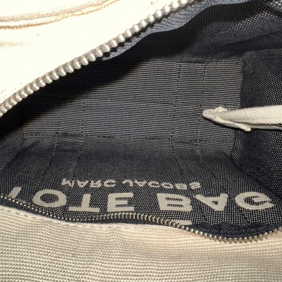 Trendy Marc Jacobs tote bag in the mini size. It's used but in good condition. - Picture 4 of 8